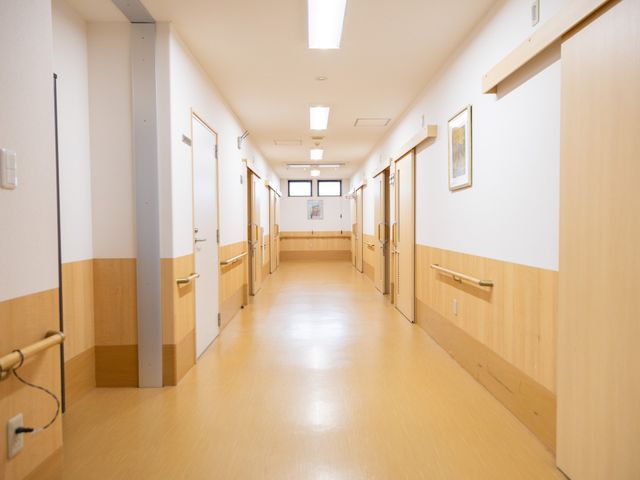 明るい長い廊下 廊下 自然光が差し込む明るい廊下は、安全に移動しやすい設計です。職場環境が快適です。