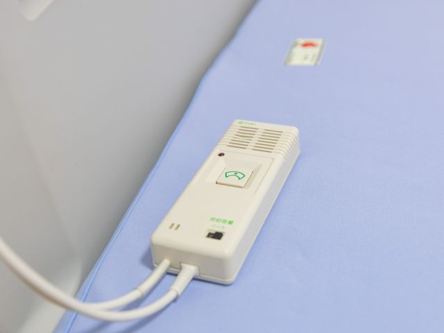 ベッドのリモコン 居室 操作しやすいリモコンが備わったベッドです。快適なケアをサポートします。