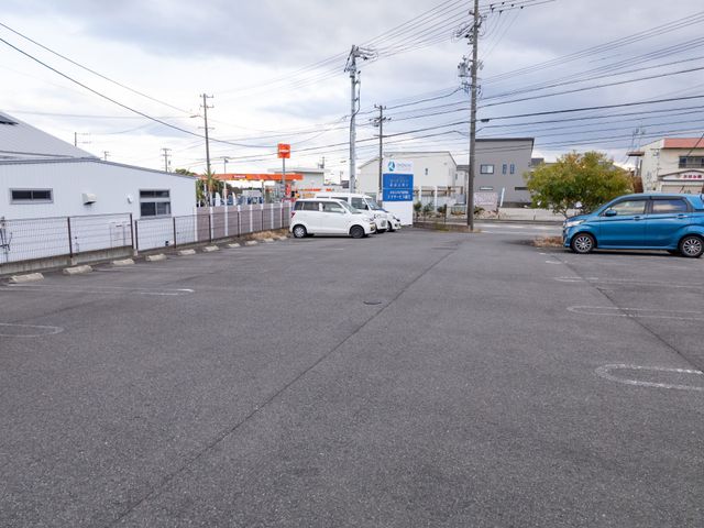 広い駐車場 外観 ゆとりある駐車スペースが確保されており、車での通勤も安心です。