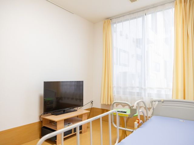 大きな窓のある居室 居室 自然光が差し込む居室は、リラックスしやすい環境となっています。シンプルなインテリアが特徴です。