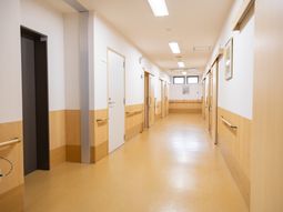 両側に扉がある廊下