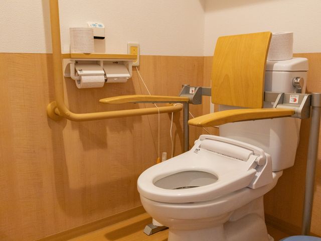 車椅子対応のトイレ トイレ 手すりがしっかり設置された安全性の高い設備です。車椅子でも使いやすくなっています。