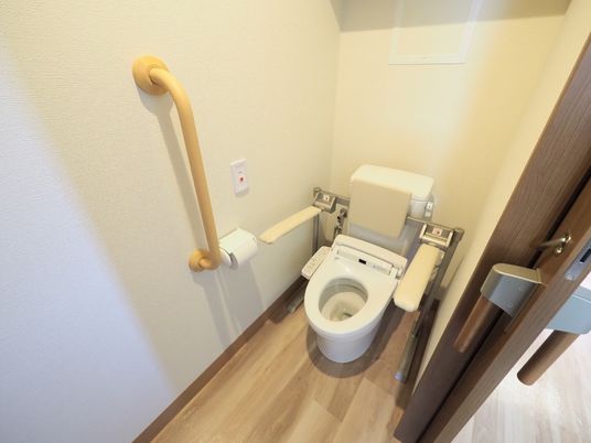 バリアフリー設計のトイレ