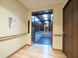 清潔感のあるエレベーター前