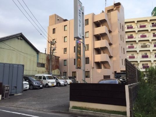 多階建ての明るい外観