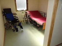 車椅子とベッドの部屋