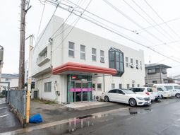 白い建物の外観