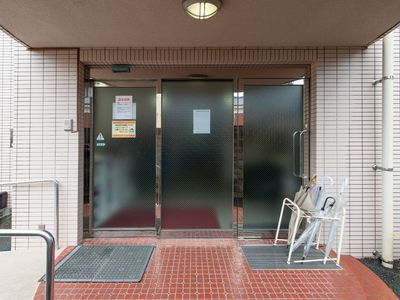 玄関の自動ドアと傘立て