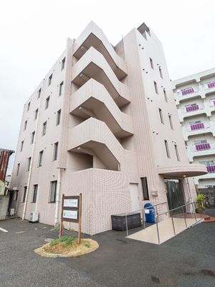 ピンク色の建物外観