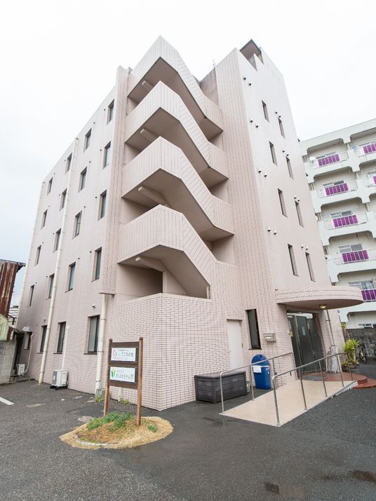 ピンク色の建物外観