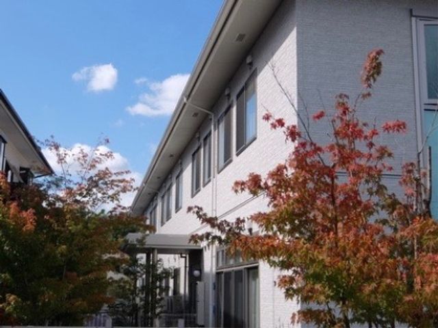 外観と庭の風景 外観 自然光がたっぷりと降り注ぐ施設の外観は、明るく開放感ある印象を与えます。紅葉する庭木が季節の移ろいを感じさせてくれます。