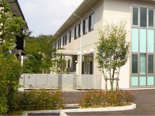 緑豊かな施設エントランス 外観 広々としたエントランスは緑に囲まれ、ゆったりとした雰囲気が迎えてくれます。ここから新しい日々が始まります。