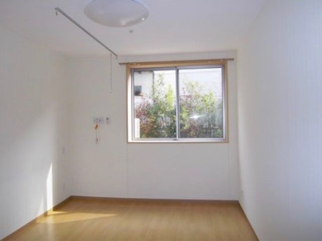 明るく広々した居室 居室 光がたっぷり差し込む、清潔感のあふれる個室です。窓からの緑の眺めが心を和ませてくれる空間を提供しています。