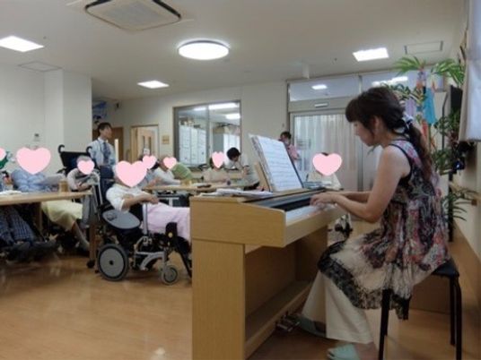 ピアノ演奏する多目的室