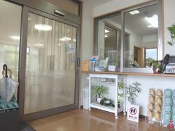 明るく清潔な受付エリア
