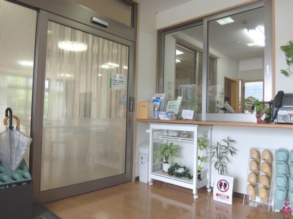 明るく清潔な受付エリア