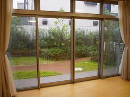 緑豊かな庭の見える室内