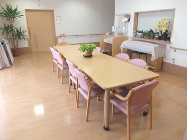 明るい食堂の様子