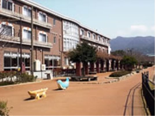 中庭を望む建物外観