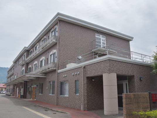 茶色の壁の建物外観