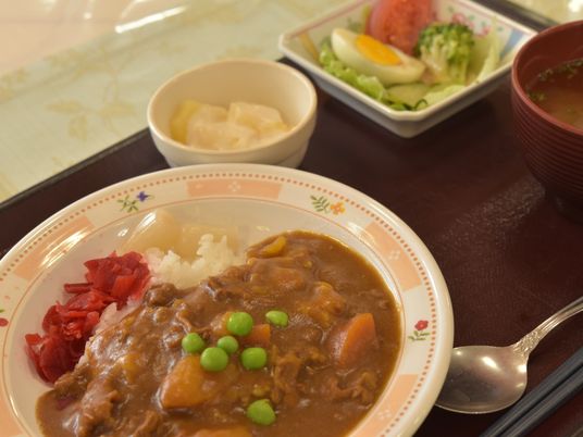 カレーライスの配膳風景