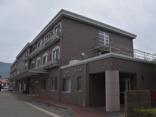 茶色の建物の外観