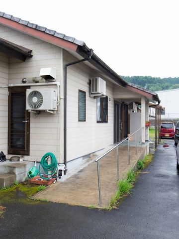 バリアフリー外観 外観 段差が少なく、手すりが設置された入り口は、快適な移動をサポートしています。雨や日差しから守る庇も特徴です。
