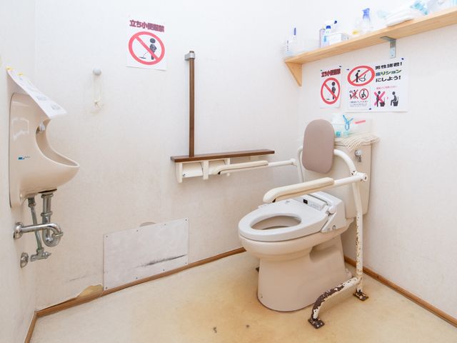 バリアフリートイレ設備 トイレ 手すりと広々としたスペースが特徴のトイレです。安全に快適にご使用いただける設計になっております。