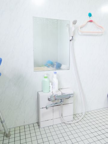 清潔な洗面台 浴室 清潔感のあふれる洗面スペースは、日々の清掃が行き届いており心地よいです。必要な備品も整っており、利用者の方々が快適にお使いいただけるよう工夫されています。