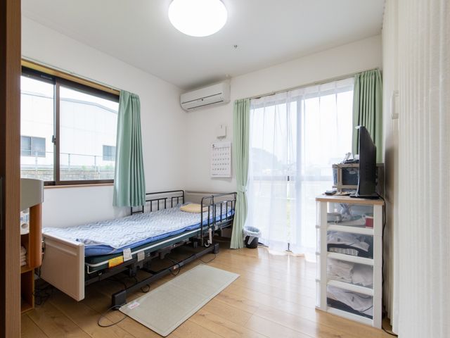 快適な居室の一角 居室 日当たりの良い広々とした居室です。個々のニーズに合わせた家具配置で、ゆったりとした時間を過ごせます。