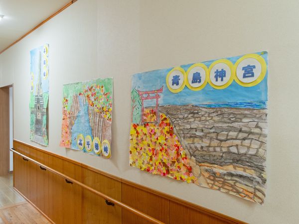 壁に掛けられた手作り絵画