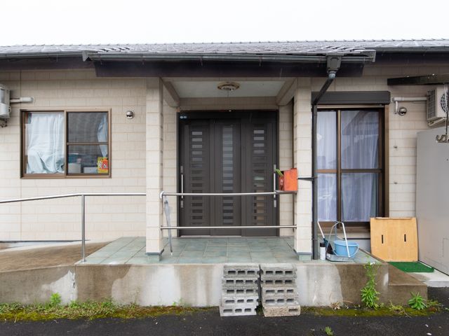 入口付近のバリアフリー設計 入口 手すり付きのエントランスで、安全に配慮された設計となっており、自由な出入りが可能です。