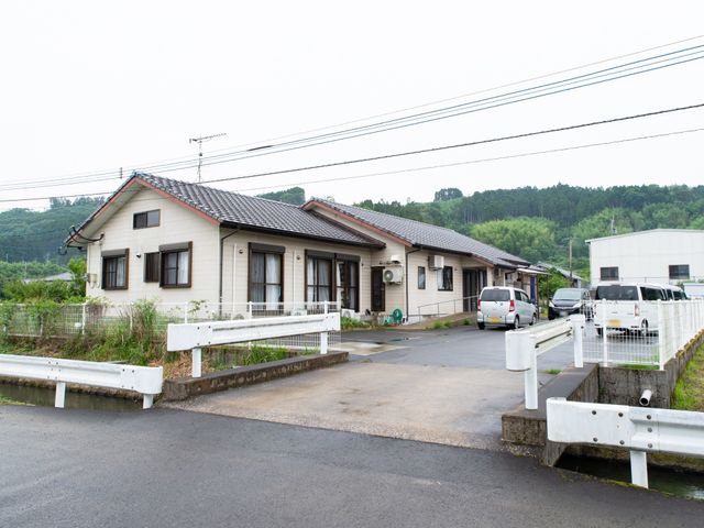 静かな町の一角施設外観 外観 自然に囲まれた施設で、穏やかな雰囲気の中でのお仕事をご希望の方に最適です。