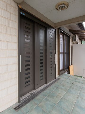 広々としたエントランス 玄関 明るく開放感ある入口は、どなたでも気軽に出入りができるようになっております。働く環境を大切にする方には、心地よい第一歩です。