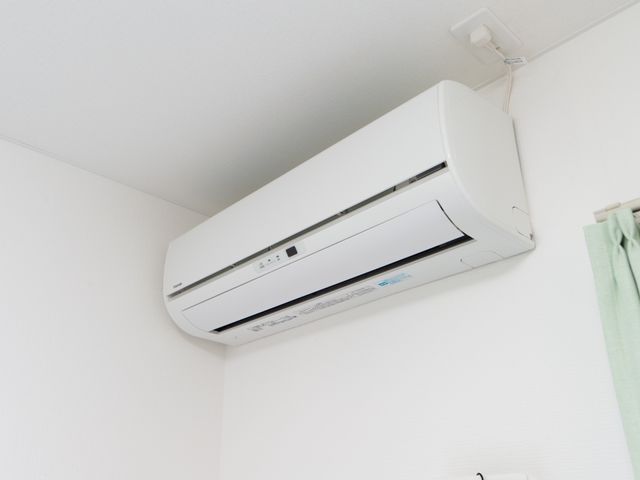 壁に取り付けられたエアコン エアコン 快適な環境でお過ごしいただけるよう、各部屋には温度調節が可能なエアコンが装備されています。