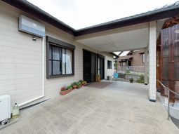 明るい玄関エリアの外観