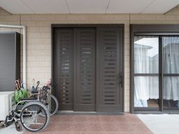 車椅子置き場のエントランス