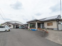 明るい外観の建物