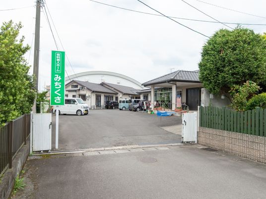 緑の看板のある建物エントランス