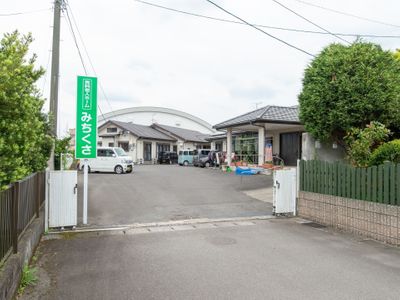緑の看板のある建物エントランス