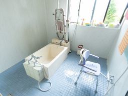 バリアフリーの広々浴室