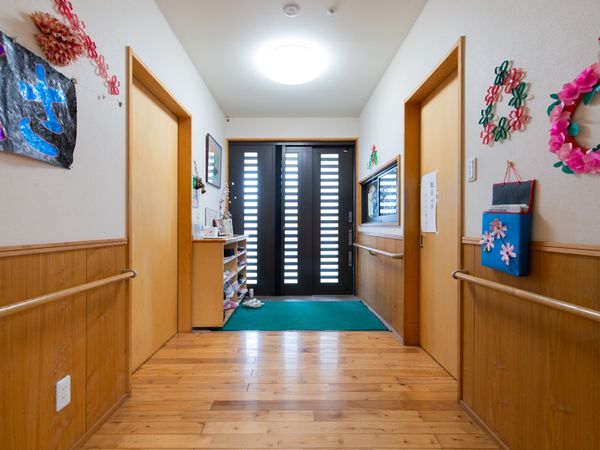 廊下の装飾と明かり