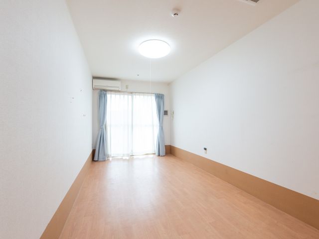 明るい空間の居室 居室 この居室は、光をたくさん取り入れた広々とした設計で、快適な生活空間を提供しています。リラックスして過ごせる場所です。