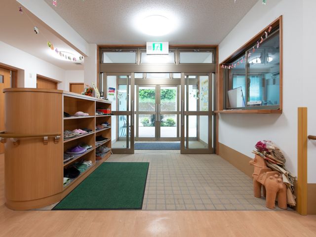 エントランスの靴箱と扉 エントランス ゆったりとした造りのエントランスです。訪れる人々を暖かく迎え入れる空間が広がっています。