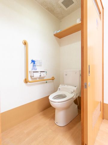 手すり付きトイレ空間 トイレ 安全な支援を考えたトイレです。手すりや広々としたスペースで、快適にご利用いただけます。