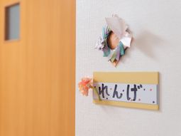 明るい壁に和飾り
