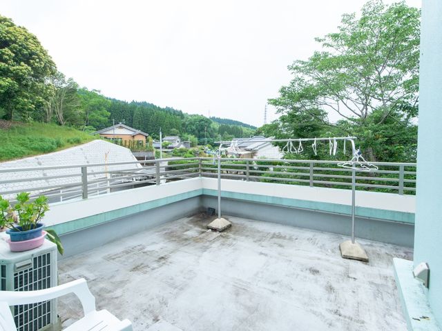 広々とした屋外テラス バルコニー 自然光が差し込む開放的なテラスです。周囲の緑に囲まれたロケーションで、新鮮な空気を楽しむことができます。