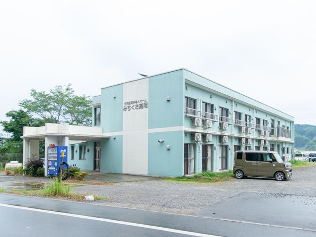 落ち着いた色合いの建物外観 外観 ゆったりとした雰囲気のあるエントランスを備えた建物です。静かな環境で、新たな仕事を始めるのに適しています。