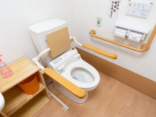バリアフリートイレ設備 トイレ 安全に配慮されたトイレです。手すりが設置されており、使いやすさを重視しています。
