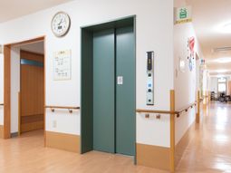 清潔感のある廊下とエレベーター